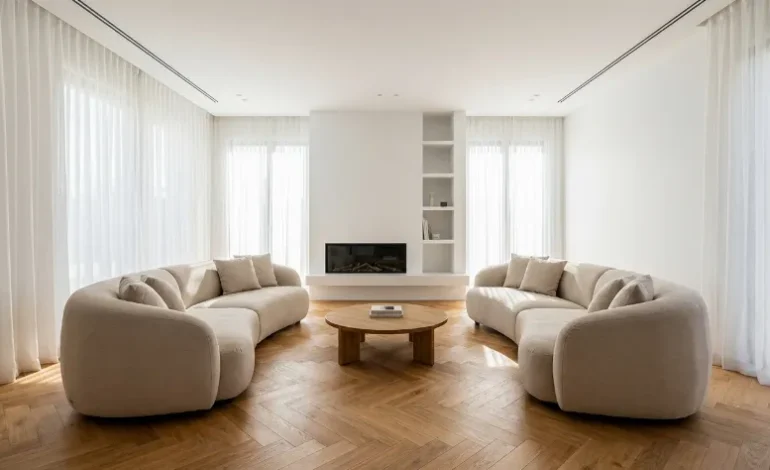 Svetla in prostorna dnevna soba z moderno opremo, pripravljena za prodajo nepremičnine.