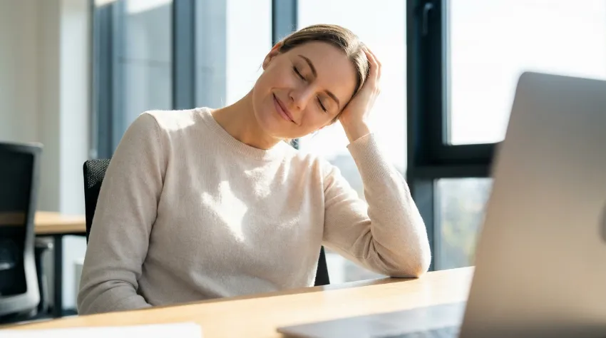 Ženska izvaja raztezne vaje za vrat v sedečem položaju