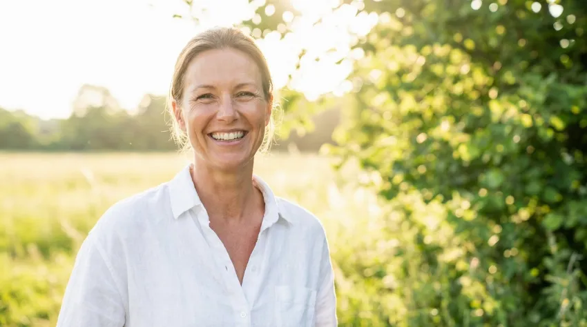 Samozavestna ženska z urejeno kožo uživa v naravi